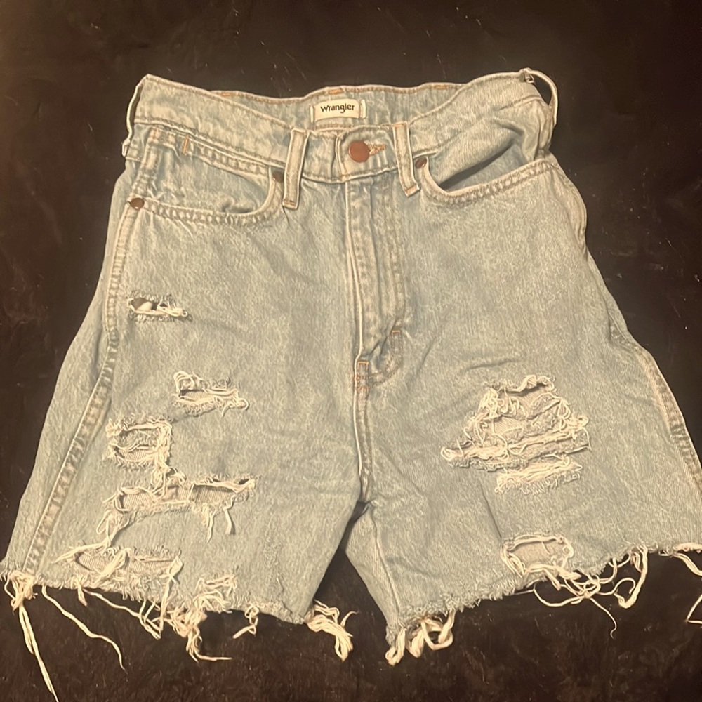I’m selling these super cute wrangler shorts size 26s